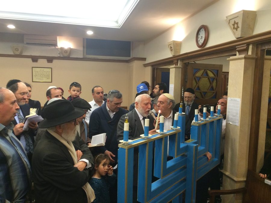 Allumage des lumières de Hanouka à la synagogue