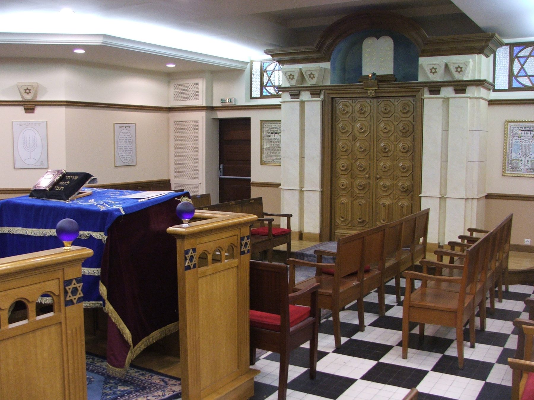 L'intérieur de la synagogue Sidi Fredj Halimi : la téva, l'arche sainte et les bancs de bois
